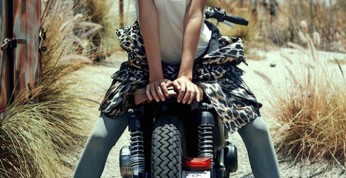 Seksowna modelka Miranda Kerr w sesji na klasycznej Hondzie