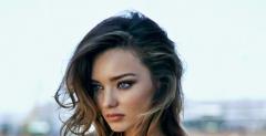 Miranda Kerr wygina śmiało ciało na motocyklu