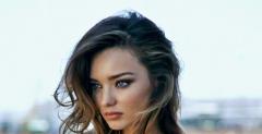 Miranda Kerr wygina miao ciao na motocyklu