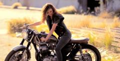Miranda Kerr wygina śmiało ciało na motocyklu