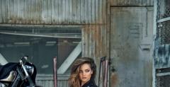 Miranda Kerr wygina śmiało ciało na motocyklu