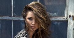 Miranda Kerr wygina śmiało ciało na motocyklu