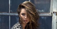 Miranda Kerr wygina miao ciao na motocyklu