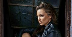 Miranda Kerr wygina śmiało ciało na motocyklu