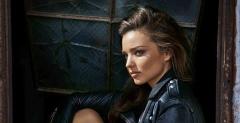 Miranda Kerr wygina miao ciao na motocyklu