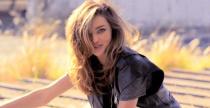 Miranda Kerr wygina miao ciao na motocyklu