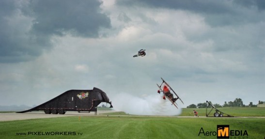 Motocykl przeskakuje nad lecącym samolotem