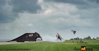 Video: Motocykl przeskakuje nad lecącym samolotem - szaleństwo...