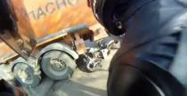Motocyklista wpada pod cystern