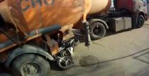 Motocyklista wpada pod cystern