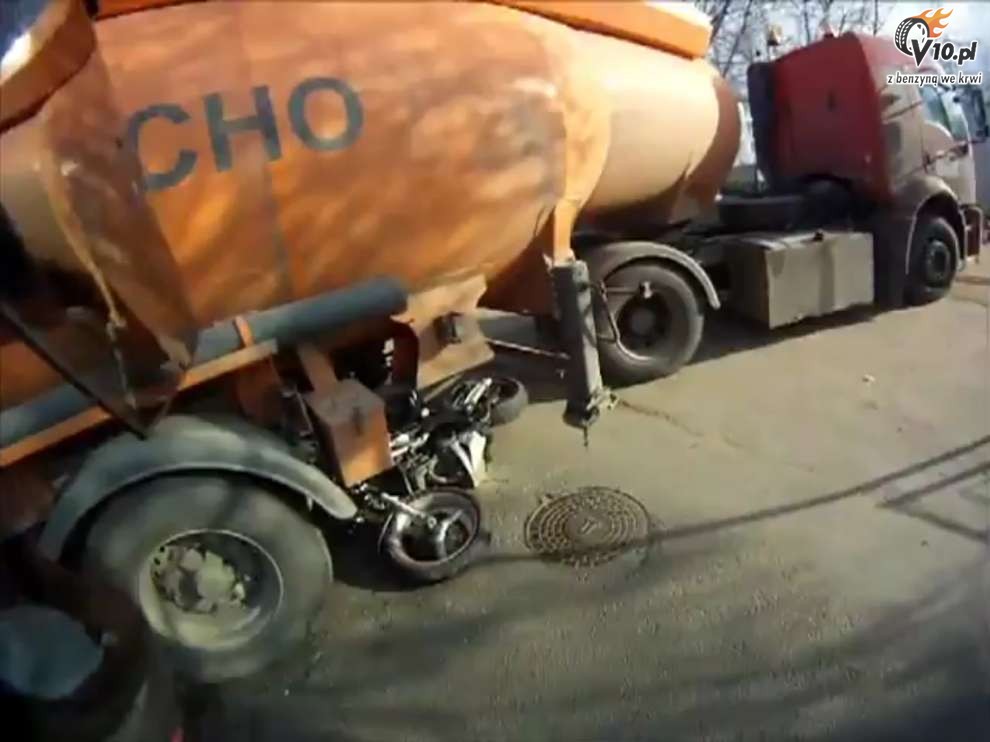 Motocyklista wpada pod cystern