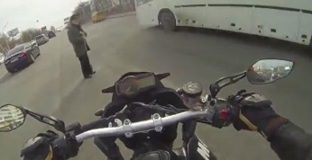 Video: Motocyklista zatrzymuje ruch, żeby przeprowadzić...