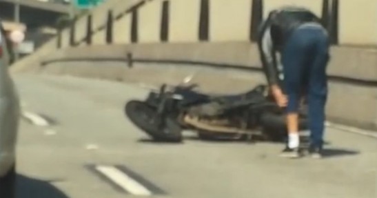 Motocyklista kontra lusterko (0:1)