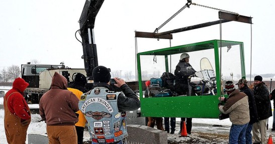 Zmarły motocyklista i jego ukochana maszyna