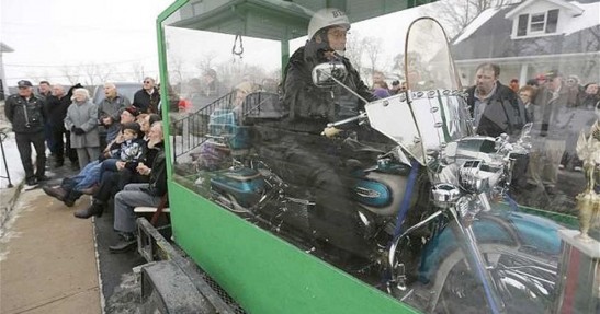 Zmarły motocyklista i jego ukochana maszyna