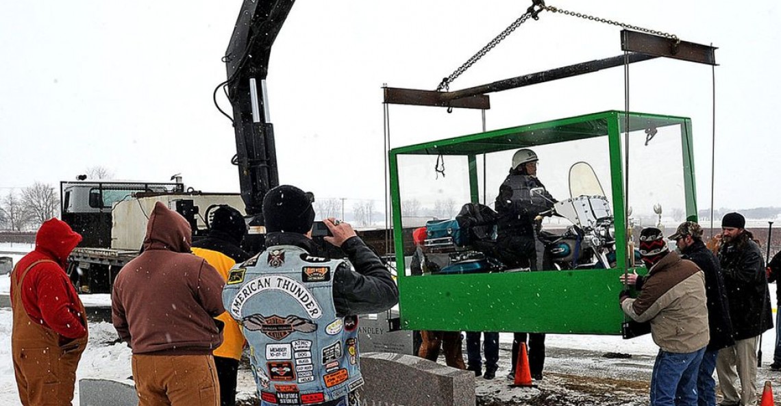 Zmarły motocyklista i jego ukochana maszyna