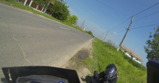 Motocyklistka kontra koń