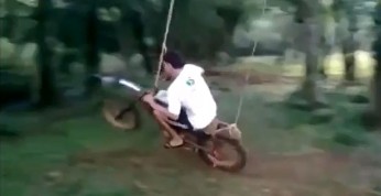 Video: Motocyklowa huśtawka - z cyklu: nie róbcie tego w domu...