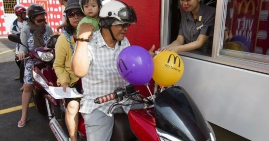 Motocyklowy Drive-Thru w McDonaldzie