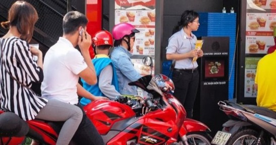 Motocyklowy Drive-Thru w McDonaldzie