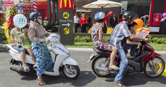 Motocyklowy Drive-Thru w McDonaldzie