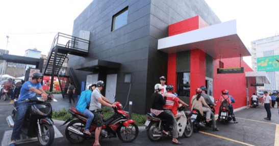 Motocyklowy Drive-Thru w McDonaldzie