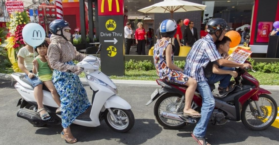 Motocyklowy Drive-Thru w McDonaldzie