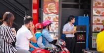 Motocyklowy Drive-Thru w McDonaldzie