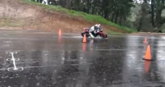 Dobry motocyklista deszczu się nie boi