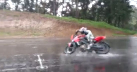 Dobry motocyklista deszczu się nie boi