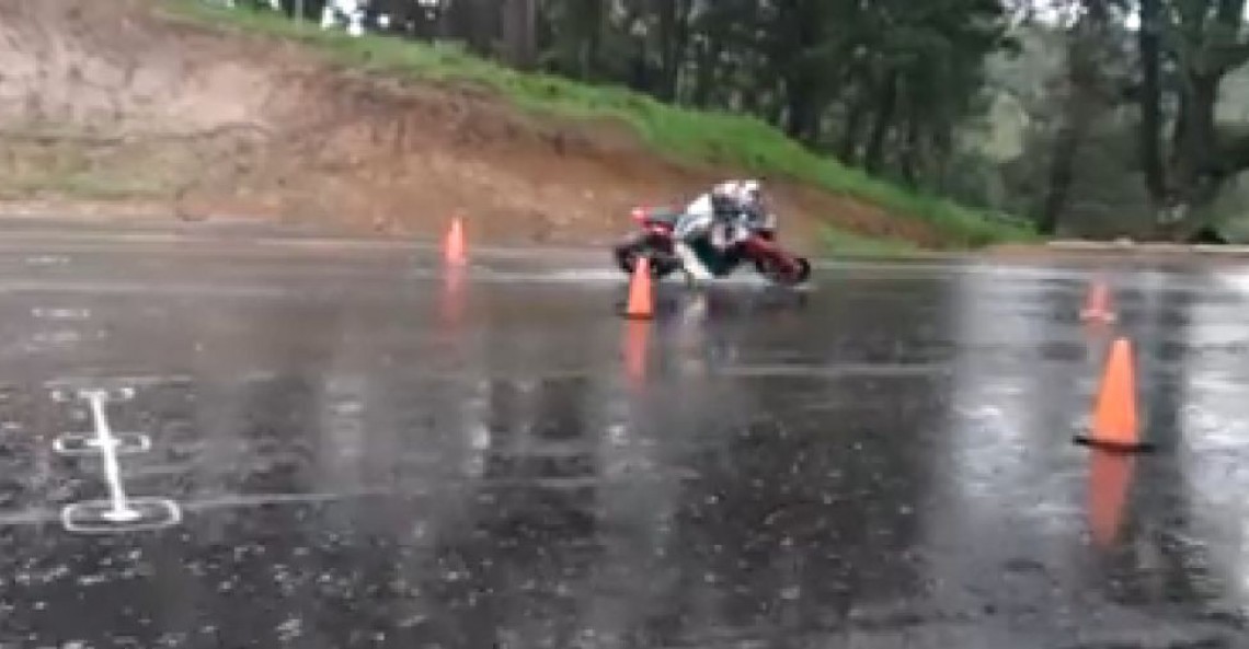 Dobry motocyklista deszczu się nie boi