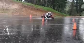 Video: Dobry motocyklista deszczu się nie boi