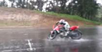 Dobry motocyklista deszczu się nie boi