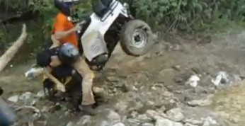 Video: Quad pokazuje podwozie podczas wjazdu na wzniesienie......
