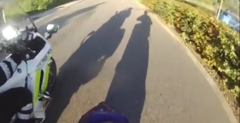 Video: Kierowca skutera kontra policjanci na motocyklach