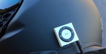 Francja zakazuje używania słuchawek w czasie jazdy