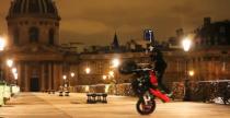 Niesamowity stunt w Paryu