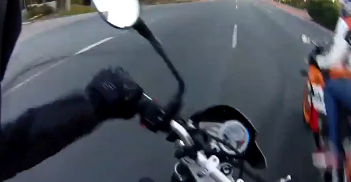 Nieudane wheelie na Triumphie