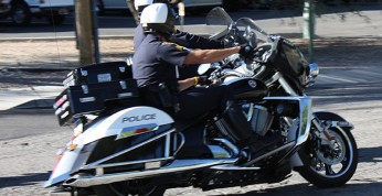 Victory Cross Country vs BMW R1200RT - rywalizacja policyjnych...