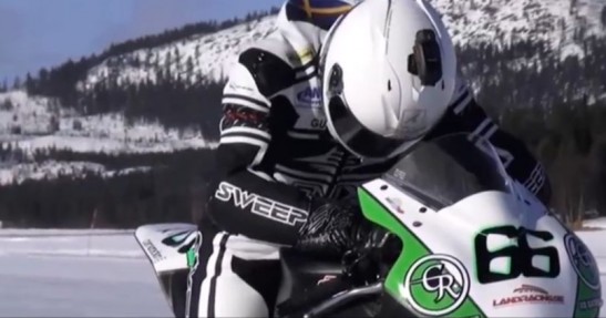 Nowy rekord Guinnessa - 183,8 km/h wheelie na lodzie
