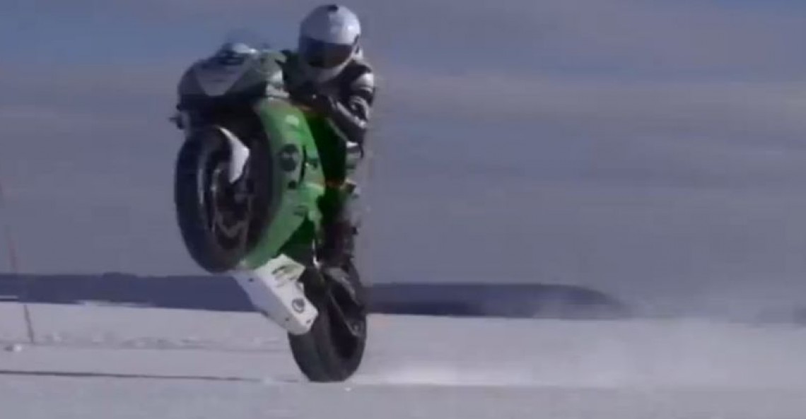 Nowy rekord Guinnessa - 183,8 km/h wheelie na lodzie