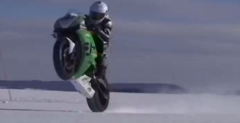 Video: Najszybsze wheelie na lodzie - nowy rekord Guinnessa