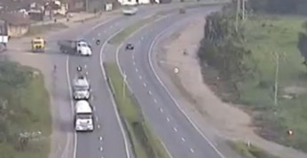 Video: Motocyklista kładzie motocykl, żeby uniknąć zderzenia