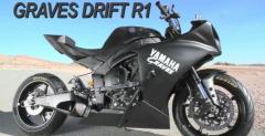 Yamaha R1 driftuje na torze wycigowym