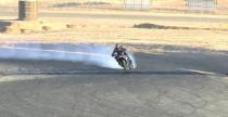 Yamaha R1 driftuje na torze wyścigowym