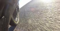 Yamaha R1 driftuje na torze wyścigowym