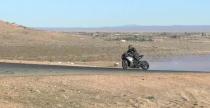 Yamaha R1 driftuje na torze wyścigowym