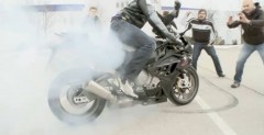 BMW S1000RR - palenie gumy