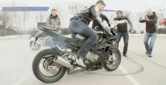 BMW S1000RR - palenie gumy