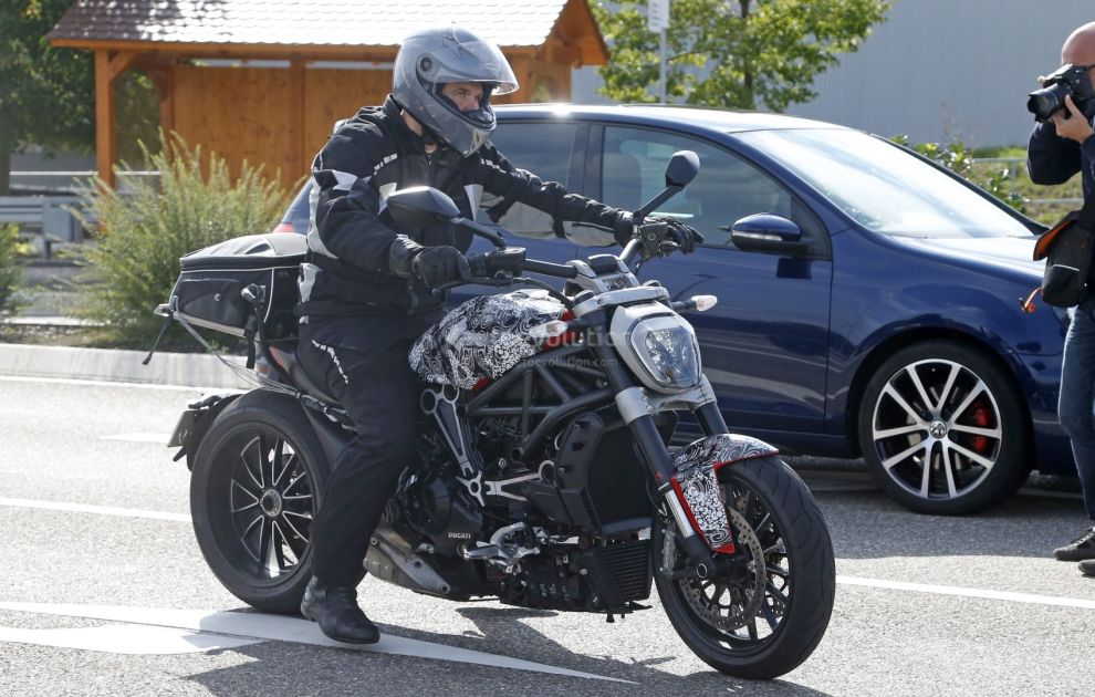 Ducati Diavel z pasem napdowym - zdjcia szpiegowskie